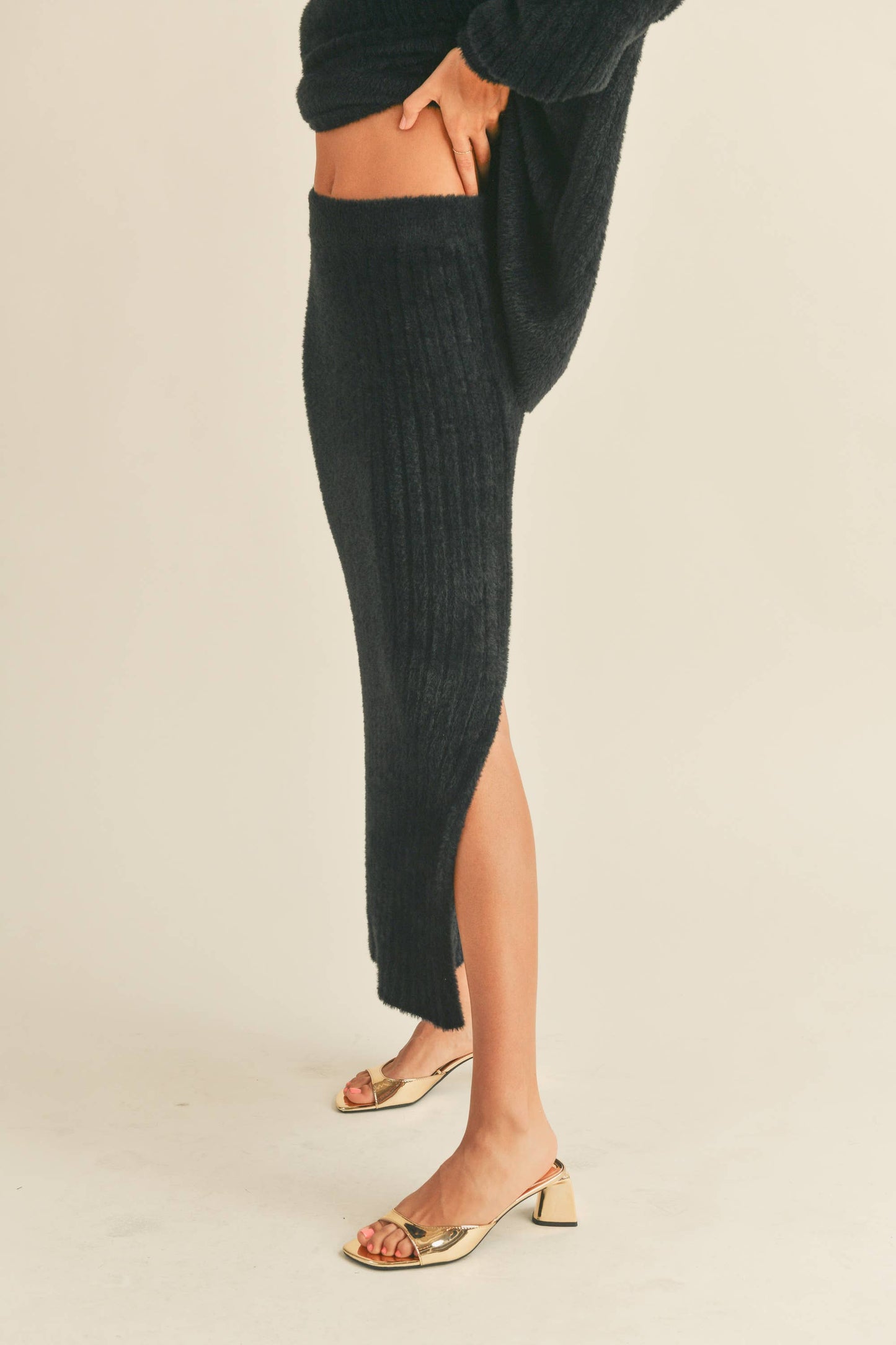 S2728ST   RIBBED KNEE LENGTH SWEATER SKIRT: M / CHESTNUT $65.00