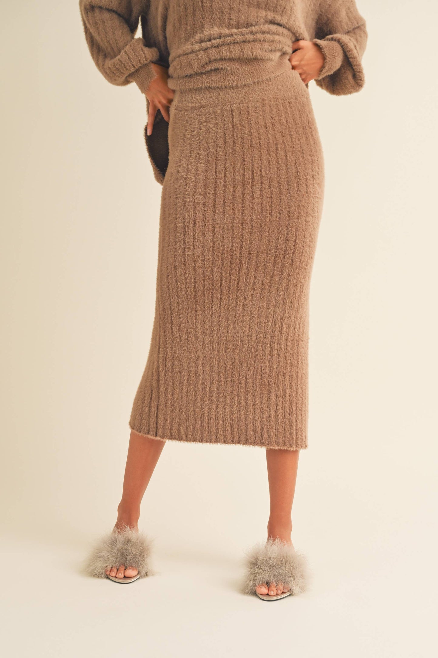 S2728ST   RIBBED KNEE LENGTH SWEATER SKIRT: M / CHESTNUT $65.00